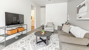 Leilighet (2 Bedrooms) | Oppholdsområde | En 50-tommers TV med digitale kanaler