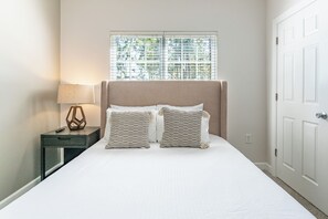 Leilighet, 2 soverom (QueenBed) | Individuelt dekorert, individuelt innredet og skrivebord