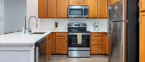 Appartement, 2 chambres (QueenBed) | Cuisine privée | Réfrigérateur grande capacité avec congélateur, four à micro-ondes