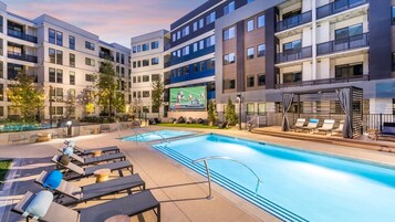 Una piscina al aire libre
