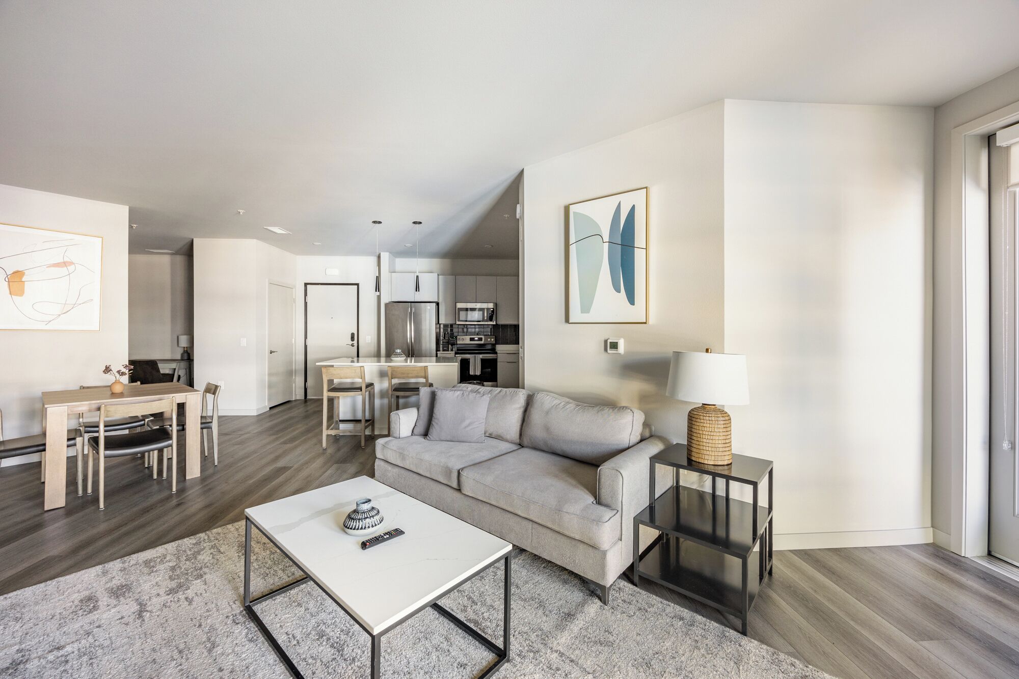 公寓, 1 間臥室 | 起居區 | 50-吋電視，提供數位頻道