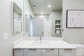 Estudio | Baño | Amenidades de baño gratuitas, secadora de cabello, toallas, jabón 