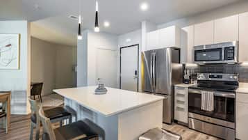 Departamento, 1 habitación | Cocina privada | Refrigerador con congelador, microondas, horno y parrilla de estufa