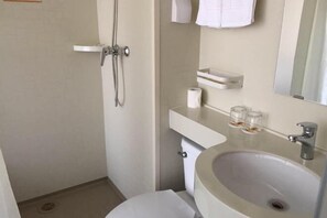 Ein Badezimmer mit Waschbecken, Toilette und Dusche.