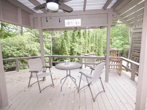 Terrace/patio - Bunkhouse - Family Friendly Cabin - Close to Waterfalls (Lake Toxaway)