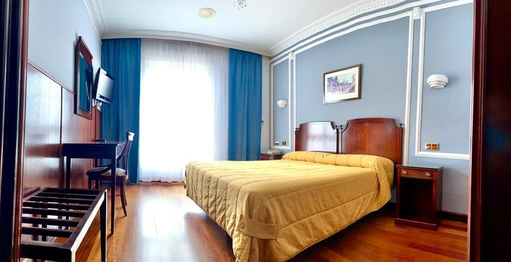 Desk, laptop workspace, WiFi (free), bed sheets
