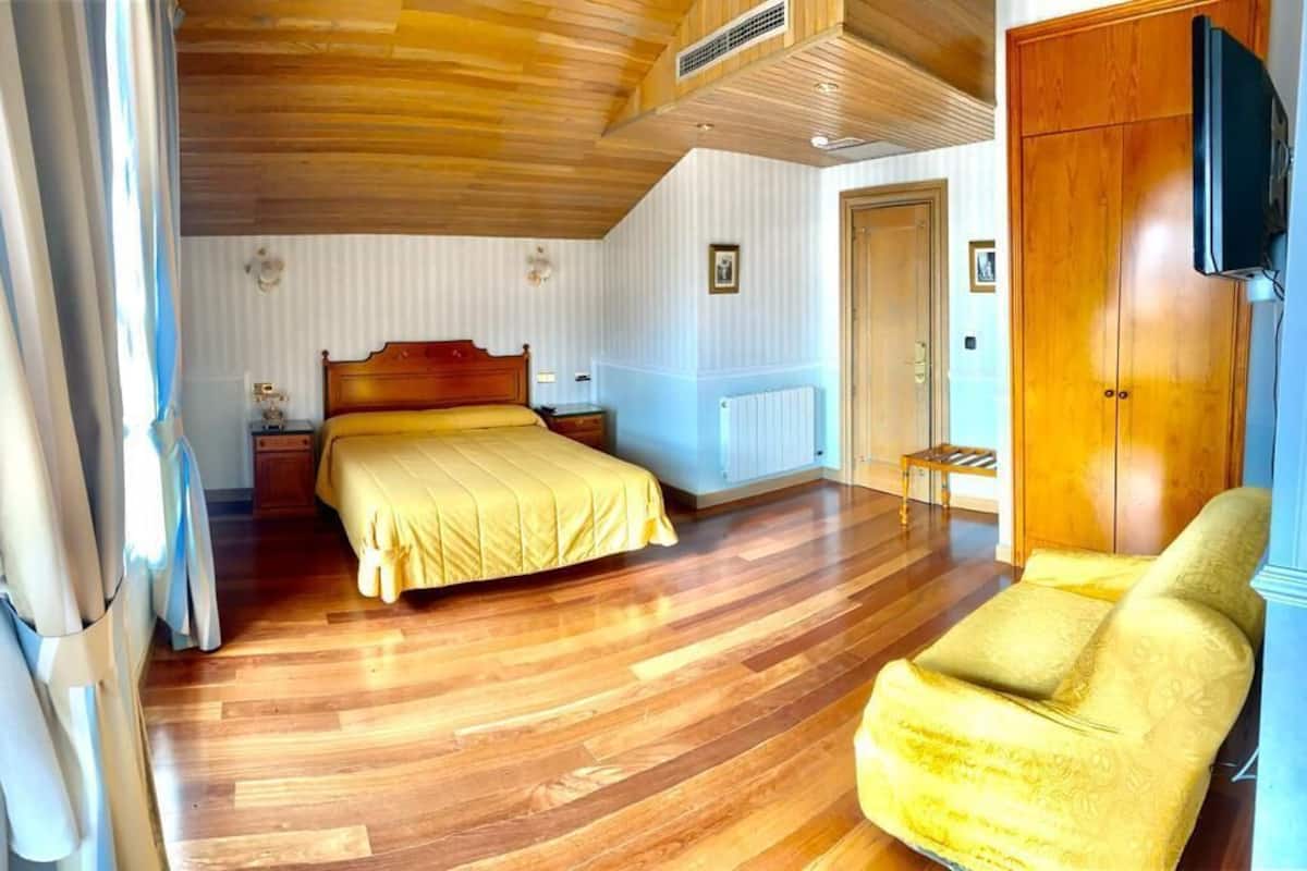 Basic Triple Room | Desk, laptop workspace, free WiFi, bed sheets