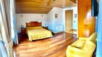 Eenvoudige driepersoonskamer | Een bureau, een laptopwerkplek, gratis wifi, beddengoed