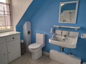 Quarto quádruplo família, vista para o rio | Banheiro | Secador de cabelo, sabonete, shampoo, papel higiênico