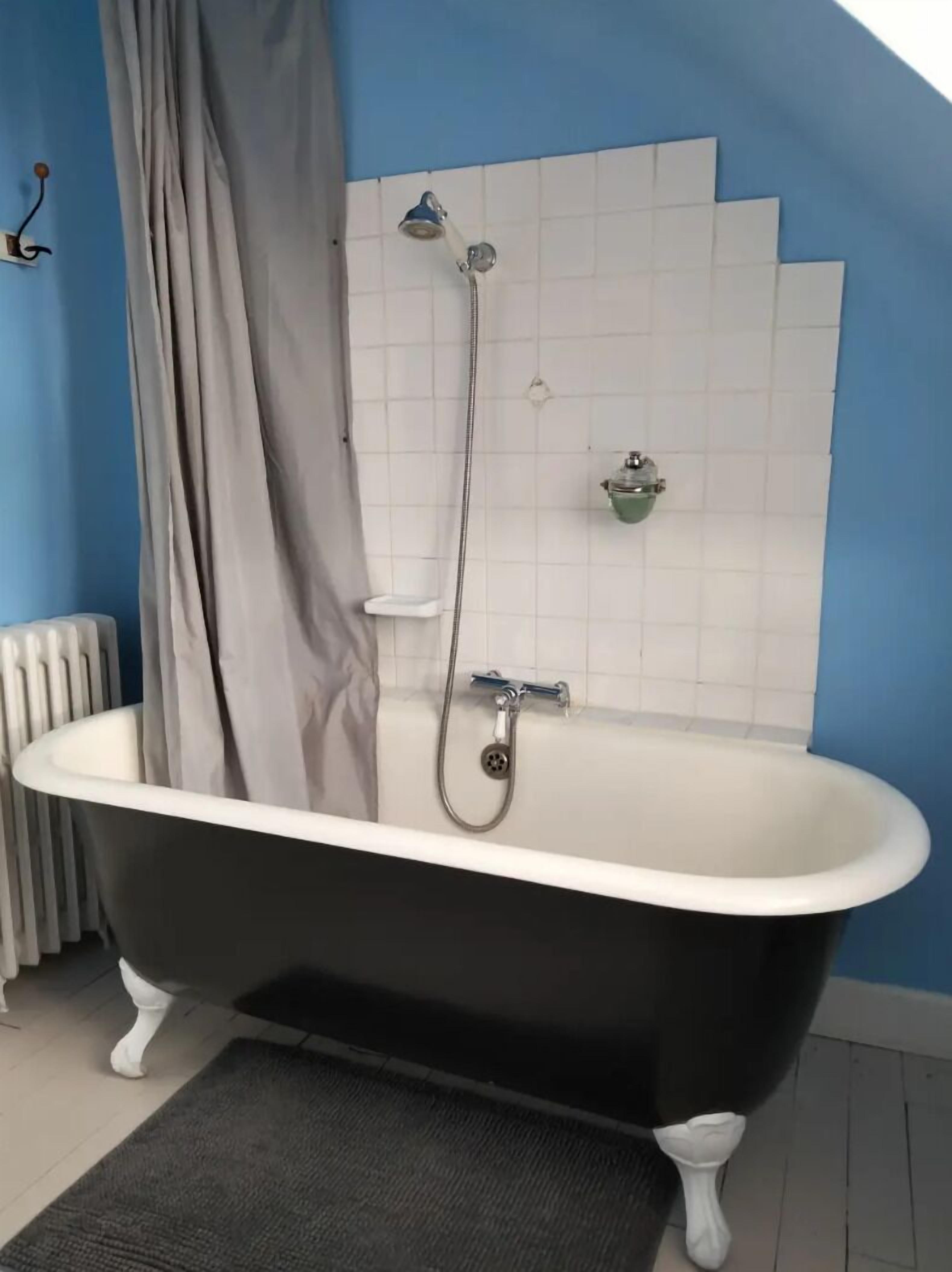 Habitación cuádruple familiar, vistas al río | Baño | Secador de pelo, jabón, champú y papel higiénico