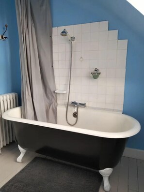 Familie vierpersoonskamer, uitzicht op rivier | Badkamer | Een haardroger, zeep, shampoo, toiletpapier
