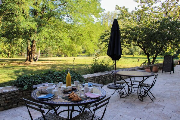 Free daily buffet breakfast - Les moulins de Clan (Jaunay-Marigny)