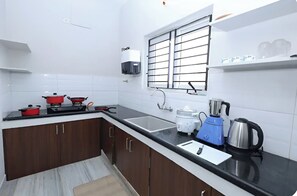 Fridge, microwave, stovetop, electric kettle - 2 Bedroom Apartment in chennai/Air Conditioned/WIFI/ Central / Downtown location (Chennai)