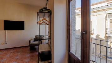 Habitación doble, balcón, vistas a la ciudad | 1 dormitorio, colchones viscoelásticos, caja fuerte y cortinas opacas
