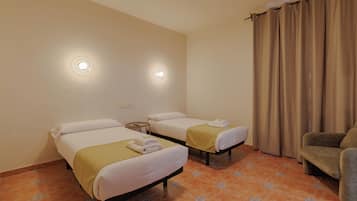 Twin kamer | Bedden met traagschuimmatras, een kluis op de kamer