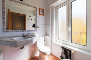 Twin Room, Garden View | Bathroom | Bathtub, hair dryer, towels, soap