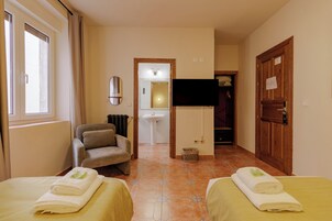 Colchones con efecto memoria y caja de seguridad en la habitación 