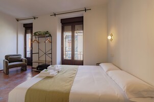 Colchones con efecto memoria y caja de seguridad en la habitación 