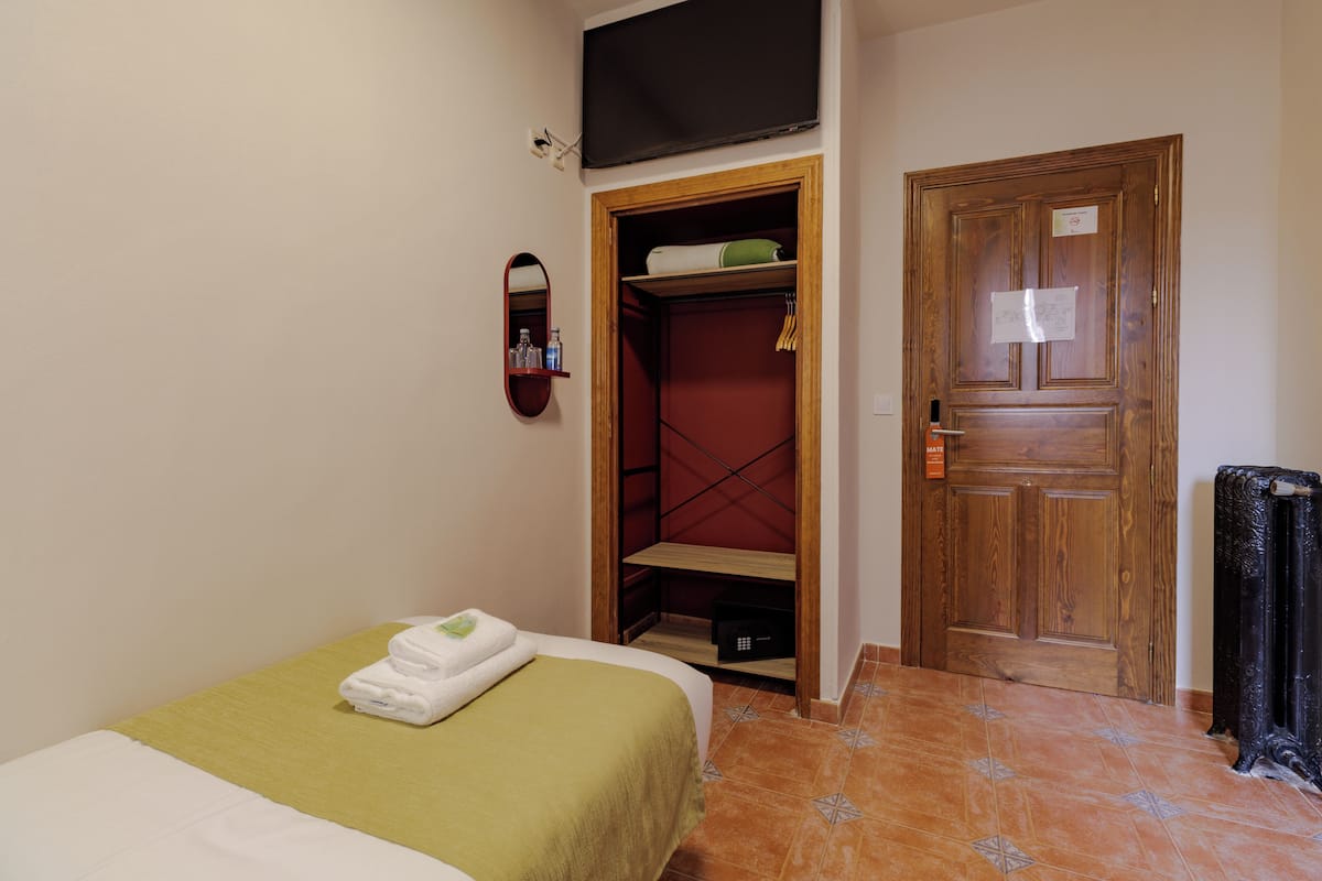 Single Room | 1 bedroom, memory foam beds, in-room safe, blackout drapes