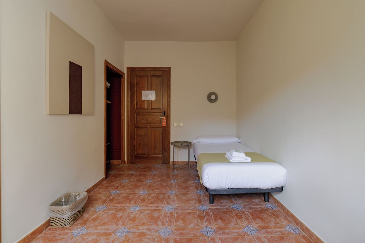 Single Room, Courtyard View | 1 bedroom, memory foam beds, in-room safe, blackout drapes