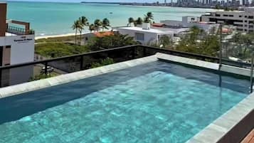Habitación triple Deluxe | Piscina | Una piscina al aire libre