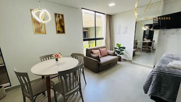 Kolmen hengen deluxe-huone | Ruokailu