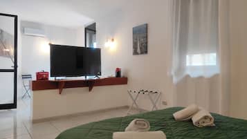 Superior Apartment, Balcony | 2 bedrooms, soundproofing, iron/ironing board, free WiFi