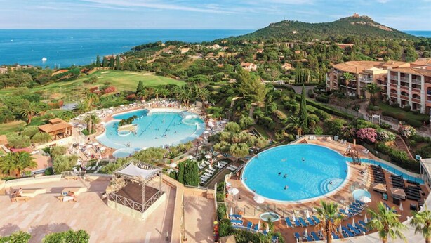 A resort with multiple swimming pools, a golf course, and a view of the sea. - T1 with exceptional sea view-HAMEAU CAP ESTEREL- VILLAGE VACANCES -AGAY (Saint-Raphaël)