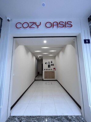 Interior - Cozy Oasis - Strong Wifi, Netflix TV, Elevator, 5 minutes to Hoan Kiem Lake. (Hai Ba Trung / Thanh Luong)