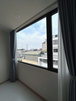 Interior - Cozy Oasis - Strong Wifi, Netflix TV, Elevator, 5 minutes to Hoan Kiem Lake. (Hai Ba Trung / Thanh Luong)