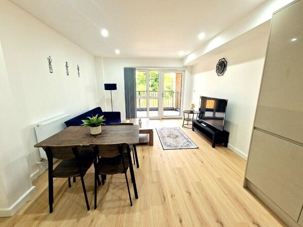 Living room - FlexiLux Stays - Luxury New Apt. L1B134 (Romford)