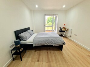 1 bedroom, desk, laptop workspace, iron/ironing board - FlexiLux Stays - Luxury New Apt. L1B134 (Romford)