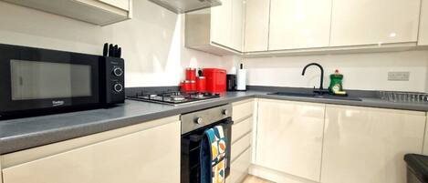 コンフォート アパートメント バルコニー コートヤードビュー | 専用キッチン | 大型冷蔵庫、電子レンジ、オーブン、コンロ