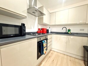 Private kitchen - FlexiLux Stays - Luxury New Apt. L1B134 (Romford)