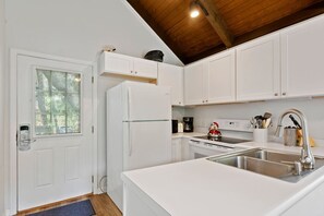 ثلاجة، ميكروويف، فرن، موقد طهي مسطح