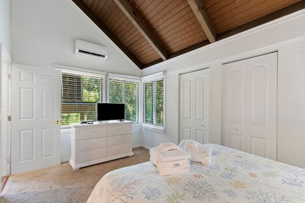 3 bedrooms, desk, iron/ironing board, free WiFi