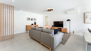 TV - Modern 2BR w/ Rooftop Pool & Parking by LovelyStay (Lagos)
