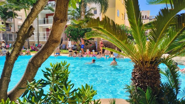Una piscina al aire libre