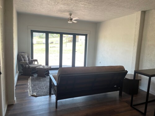 Charming 1-bedroom house near Missouri River with AC, WiFi