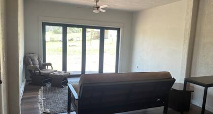 Charming 1-bedroom house near Missouri River with AC, WiFi
