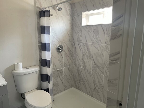 Douche, serviettes fournies, savon, papier de toilette