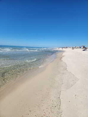 På stranden