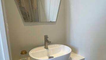 Asciugacapelli, asciugamani, sapone, carta igienica