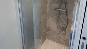 Asciugacapelli, asciugamani, sapone, carta igienica