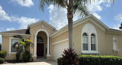 SPECIAL AUTUMN PRICE - 4 Bedroom Pool Home with Spa/Game Room and WiFi