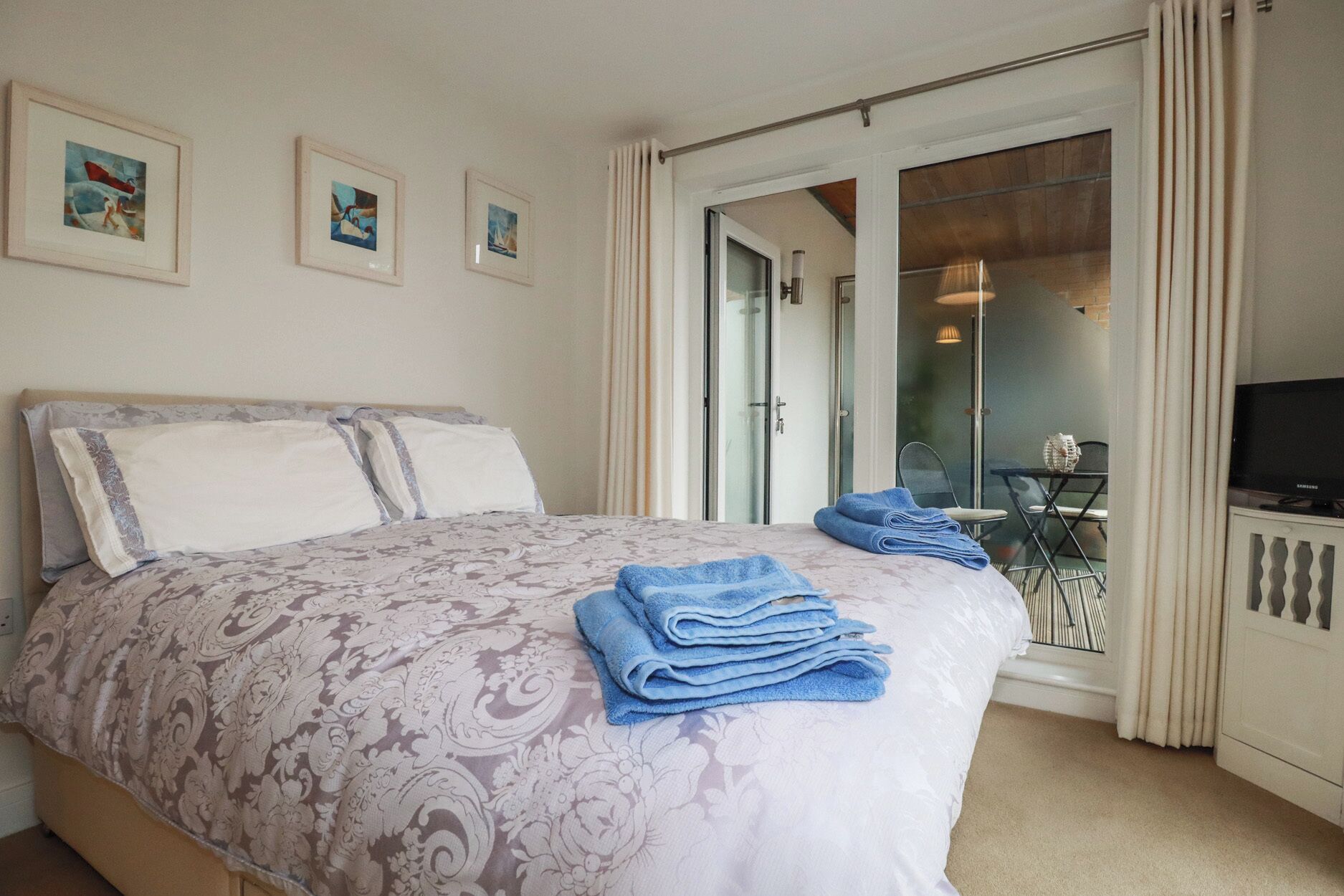 2 bedrooms, individually decorated, individually furnished, free WiFi