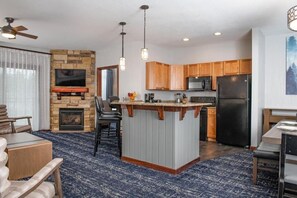 Fridge, microwave, oven, stovetop - Club Wyndham Glacier Canyon 3 BR Presidential, Water Park Passes included (Baraboo)