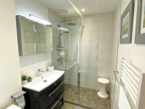 Sèche-cheveux, serviettes fournies