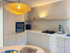 Frigorifero, forno, piano cottura, lavastoviglie