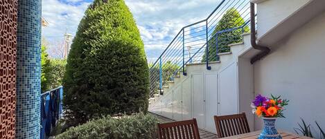 屋外ダイニングエリア